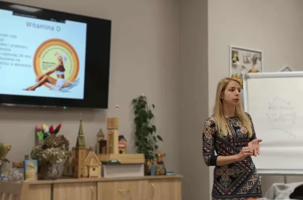Dietetyczka prowadzi prezentację na temat zdrowego odżywiania i suplementacji podczas wykładu o witaminie D.