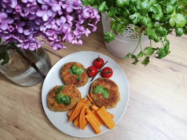 Dietetyczne placuszki na słodkie śniadanie, podane ze świeżymi borówkami i truskawkami.